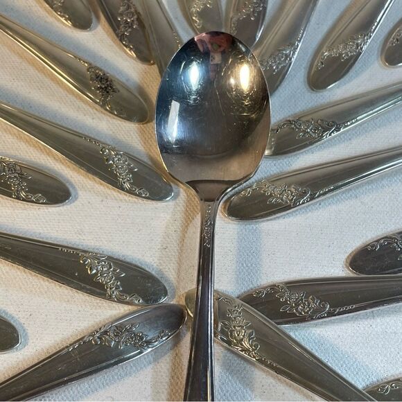 12 spoons Oneida Tudor Plate QUEEN BESS II Vintage 1946 Silver Plate - Picture 7 of 15
